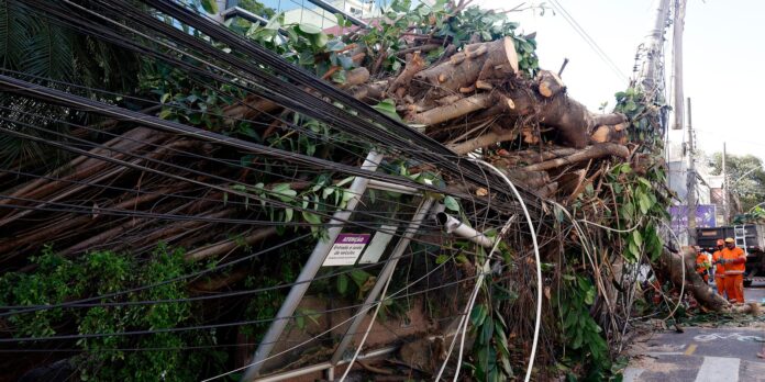mais-de-200-mil-continuam-sem-energia-no-rio-apos-vendaval mais-de-200-mil-continuam-sem-energia-no-rio-apos-vendaval