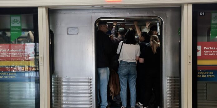 usuarios-de-trens-mudam-rotina-por-causa-de-greve-da-cptm usuarios-de-trens-mudam-rotina-por-causa-de-greve-da-cptm