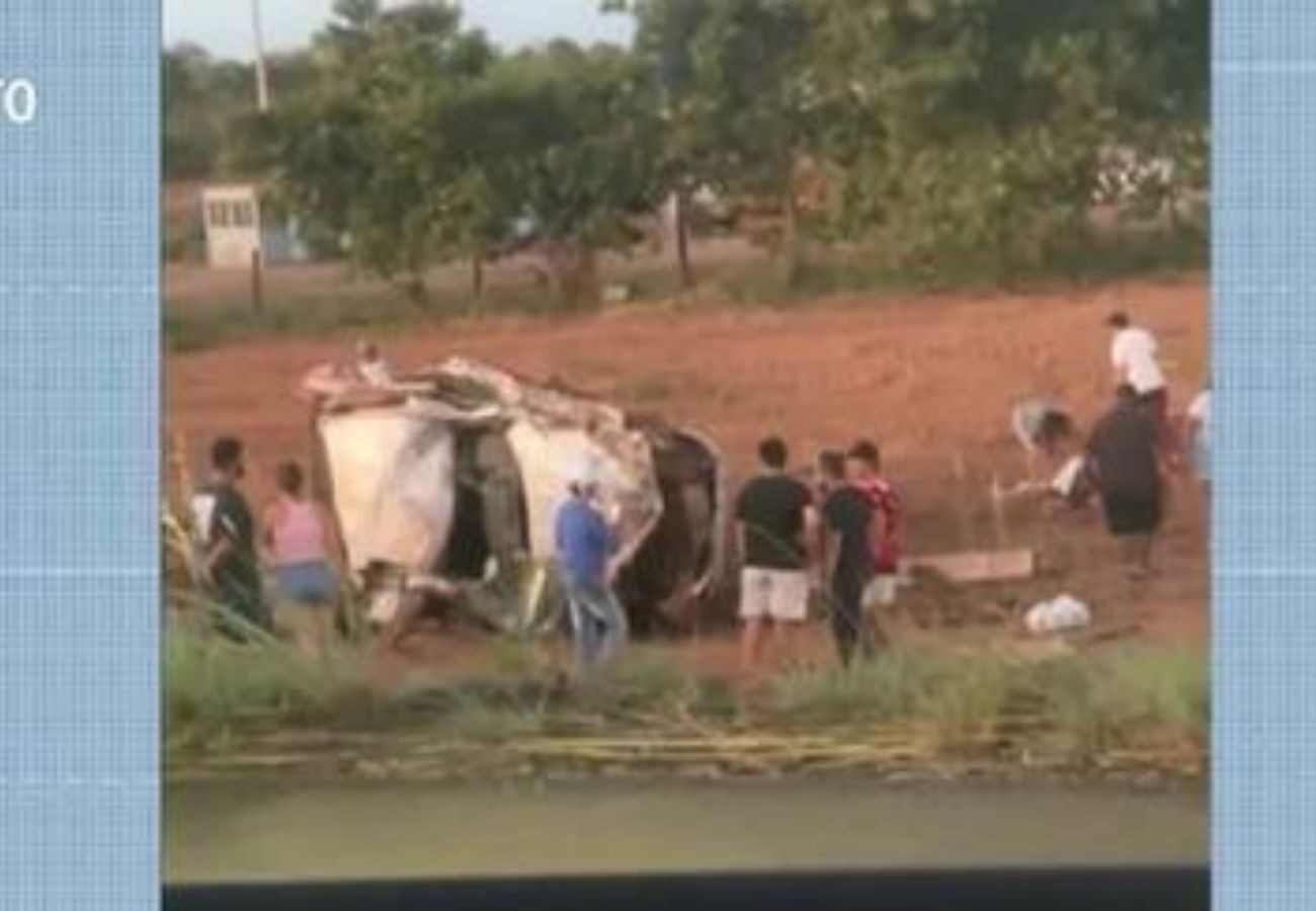 Dois homens morrem e grávida fica ferida após caminhonete capotar dois-homens-morrem-e-gravida-fica-ferida-apos-caminhonete-capotar