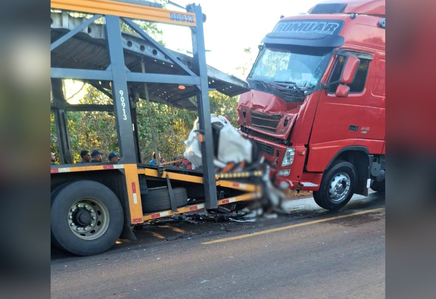 Acidente com carro prensado entre carretas deixa dois mortos na BR-153 acidente-com-carro-prensado-entre-carretas-deixa-dois-mortos-na-br-153