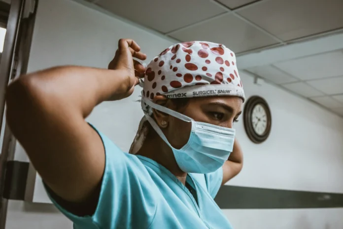 enfermeiros-relatam-calor-“desumano”-em-hospitais-e-lares-para-idosos-no-reino-unido