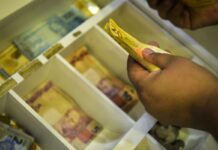 Trabalhadores nascidos em novembro e dezembro recebem abono salarial trabalhadores-nascidos-em-novembro-e-dezembro-recebem-abono-salarial