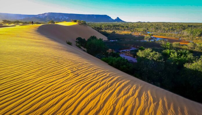 parque-estadual-no-tocantins-tem-cachoeiras,-dunas-e-fervedouros-onde-e-impossivel-afundar