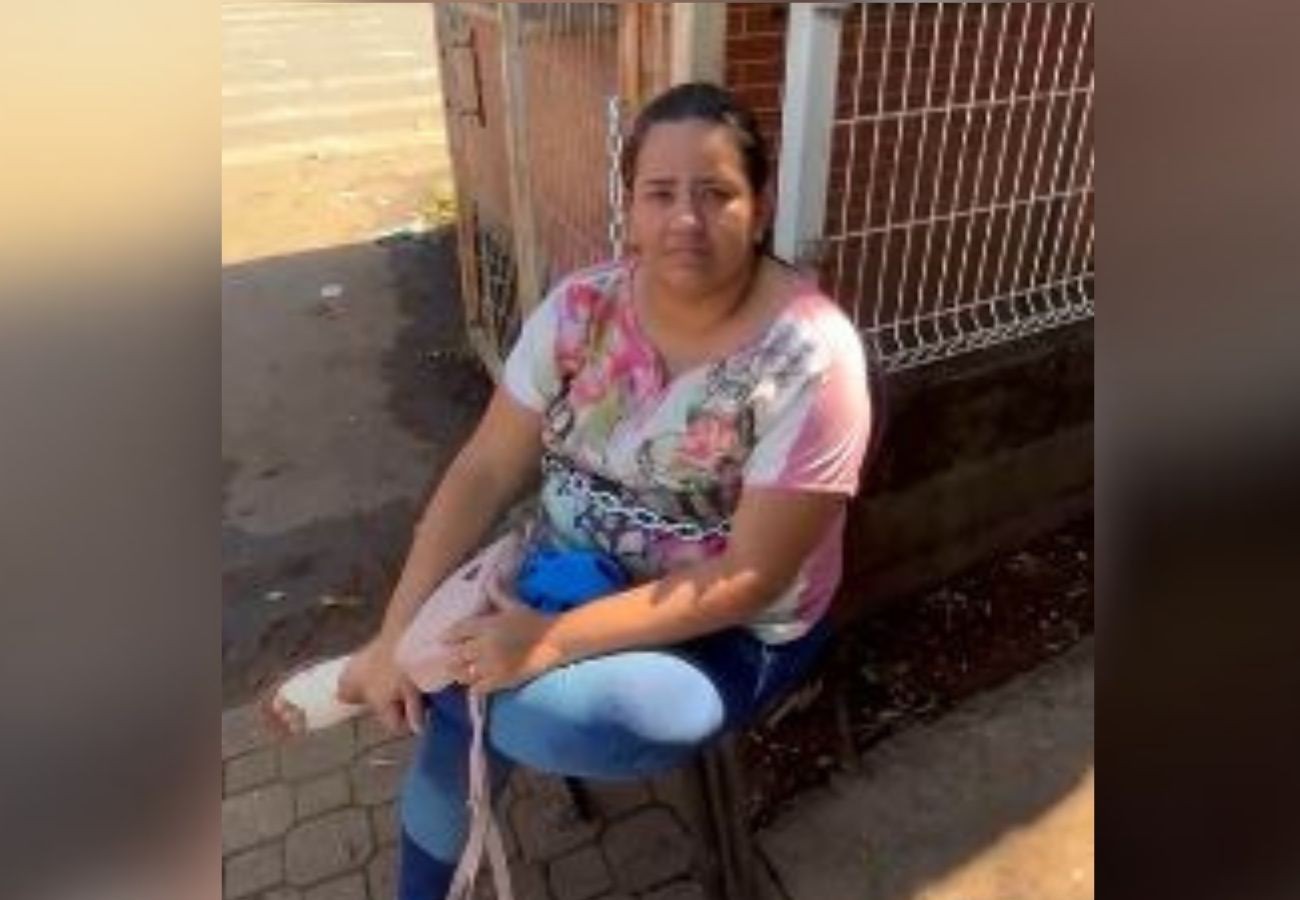 Mãe se acorrenta no portão de hospital para cobrar cirurgia para o filho no TO mae-se-acorrenta-no-portao-de-hospital-para-cobrar-cirurgia-para-o-filho-no-to