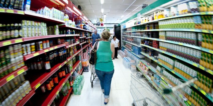 producao-industrial-cai-0,6%-de-julho-para-agosto,-diz-ibge