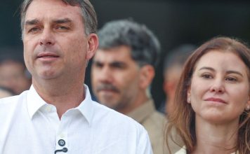 Flávio Bolsonaro participa de missa na Catedral de Brasília flavio-bolsonaro-participa-de-missa-na-catedral-de-brasilia