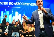 Flávio faz visita ao pai em prisão domiciliar e recebe apoios em SP flavio-faz-visita-ao-pai-em-prisao-domiciliar-e-recebe-apoios-em-sp