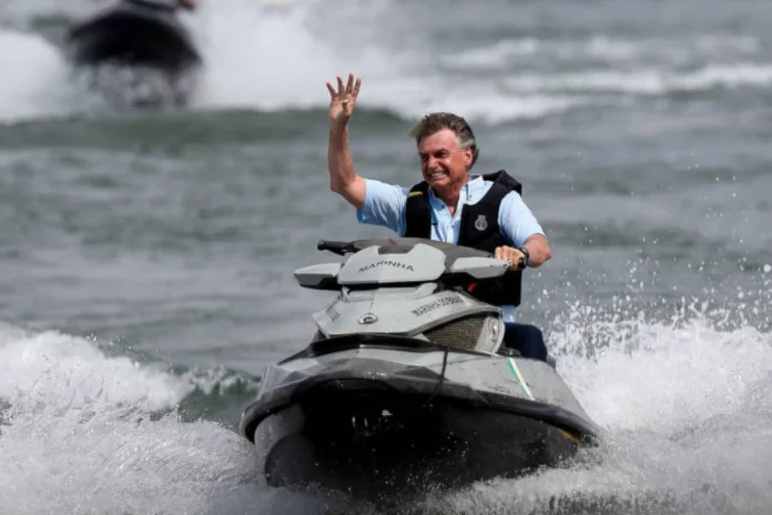 flavio-bolsonaro-propos-fim-de-protecao-a-area-onde-jair-foi-multado-por-pesca-ilegal