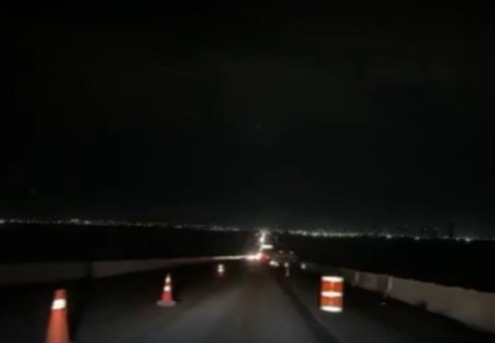 falta-de-iluminacao-e-maquinas-paradas-causam-riscos-a-motoristas-em-ponte-de-palmas falta-de-iluminacao-e-maquinas-paradas-causam-riscos-a-motoristas-em-ponte-de-palmas