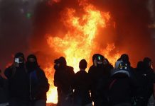 Tensões voltam a crescer; França contabiliza custos de protestos tensoes-voltam-a-crescer;-franca-contabiliza-custos-de-protestos