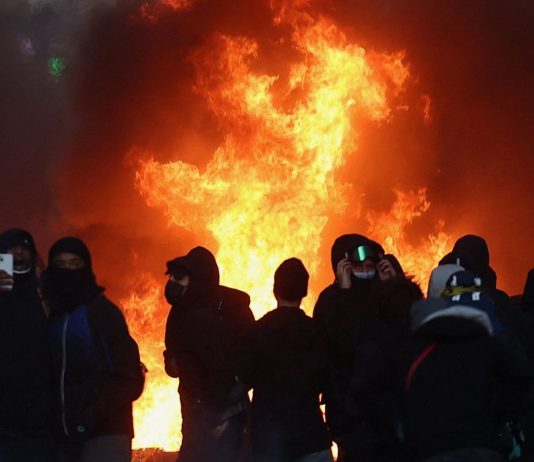 Tensões voltam a crescer; França contabiliza custos de protestos tensoes-voltam-a-crescer;-franca-contabiliza-custos-de-protestos