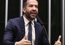 Deputado André Janones é internado com arritmia em São Paulo deputado-andre-janones-e-internado-com-arritmia-em-sao-paulo