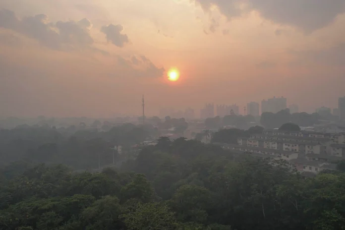 fumaca-dos-incendios-florestais-faz-escolas-e-universidades-suspenderem-aulas-em-manaus