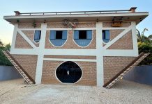 Casa com telhado para baixo vira atração em distrito turístico no TO; VÍDEO casa-com-telhado-para-baixo-vira-atracao-em-distrito-turistico-no-to;-video