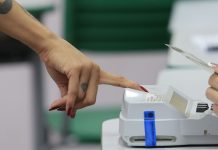 Eleitores vão cedo aos locais de votação no Rio, mesmo com chuva eleitores-vao-cedo-aos-locais-de-votacao-no-rio,-mesmo-com-chuva