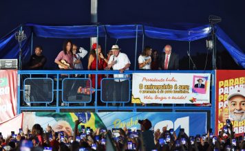 Lula e eleitores idosos se emocionam em “festa de aniversário” lula-e-eleitores-idosos-se-emocionam-em-“festa-de-aniversario”
