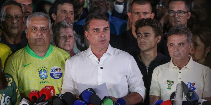 flavio-bolsonaro-cruza-fronteira-argentina-e-segue-para-o-equador