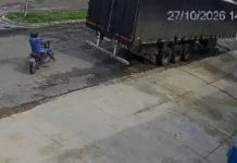 Motociclista morre após não conseguir frear e bater na traseira de caminhão; VÍDEO motociclista-morre-apos-nao-conseguir-frear-e-bater-na-traseira-de-caminhao;-video