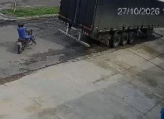 motociclista-morre-apos-nao-conseguir-frear-e-bater-na-traseira-de-caminhao;-video