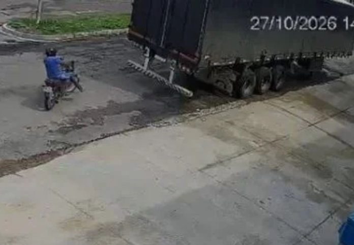 motociclista-morre-apos-nao-conseguir-frear-e-bater-na-traseira-de-caminhao;-video