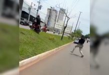 Agente da PRF cai em via ao perseguir motociclista a pé após ordem de parada no TO; VÍDEO agente-da-prf-cai-em-via-ao-perseguir-motociclista-a-pe-apos-ordem-de-parada-no-to;-video