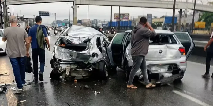 motorista-infarta-e-engavetamento-de-20-veiculos-deixa-feridos-no-rio motorista-infarta-e-engavetamento-de-20-veiculos-deixa-feridos-no-rio