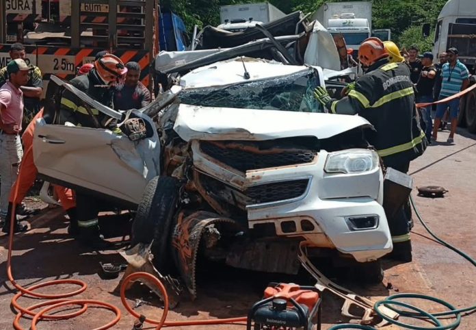 crianca-morre-e-tres-pessoas-ficam-feridas-em-acidente-entre-caminhoes-e-caminhonete-na-br-153